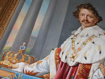 Der bayerische König Ludwig I. im Krönungsornat bei seiner Thronbesteigung 1825 - dieses Gemälde ziert einen Flur in Kloster Banz. Auf der Königskrone sticht  der Blaue Wittelsbacher besonders heraus, der legendäre naturblaue Diamant.Matthias Einwag
