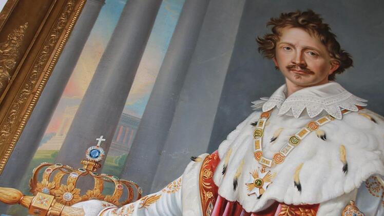 Der bayerische König Ludwig I. im Krönungsornat bei seiner Thronbesteigung 1825 - dieses Gemälde ziert einen Flur in Kloster Banz. Auf der Königskrone sticht  der Blaue Wittelsbacher besonders heraus, der legendäre naturblaue Diamant.Matthias Einwag