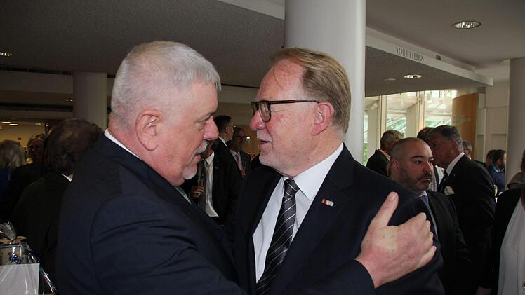 Coburgs OB Norbert Tessmer (links) gratuliert Hans Michelbach.Oliver Schmidt