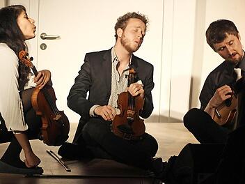 Einmal ließ sich das Quartett (hier im Trio) auch auf dem Boden nieder, um von dort Anlauf zu furioser Musikalität zu nehmen.  Foto: Markus Häggberg