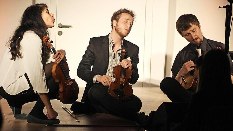 Einmal ließ sich das Quartett (hier im Trio) auch auf dem Boden nieder, um von dort Anlauf zu furioser Musikalität zu nehmen.  Foto: Markus Häggberg