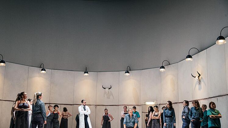 In der Neuinszenierung und im Bühnenbild von Alexander Müller-Elmau feiert die Oper "Carmen" von Georges Bizet" ihre Premiere am Landestheater Coburg.Foto: Sebastian Buff