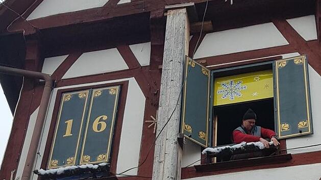 Nummer 16 und Nummer 24 - die ersten beiden T&uuml;ren des Forchheimer Adventskalenders am Rathaus waren bereits gestern Mittag pr&auml;pariert. Fotos: Ekkehard Roepert
