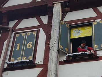 Nummer 16 und Nummer 24 - die ersten beiden T&uuml;ren des Forchheimer Adventskalenders am Rathaus waren bereits gestern Mittag pr&auml;pariert. Fotos: Ekkehard Roepert