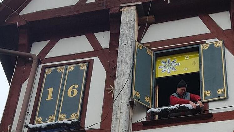 Nummer 16 und Nummer 24 - die ersten beiden T&uuml;ren des Forchheimer Adventskalenders am Rathaus waren bereits gestern Mittag pr&auml;pariert. Fotos: Ekkehard Roepert