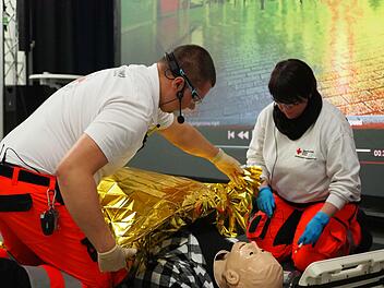 Steffen Stegner und Svenja Loock sind die Ersten, die im mobilen Notfall-Simulationszentrum für den Ernstfall trainieren dürfen.