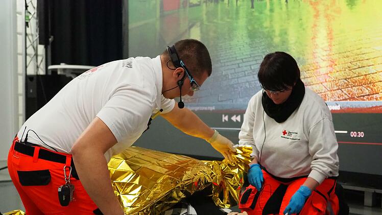 Steffen Stegner und Svenja Loock sind die Ersten, die im mobilen Notfall-Simulationszentrum für den Ernstfall trainieren dürfen.