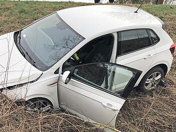 Durch den Zusammensto&szlig; mit dem Mazda landete der VW der 33-J&auml;hrigen schlie&szlig;lich im Stra&szlig;engraben.