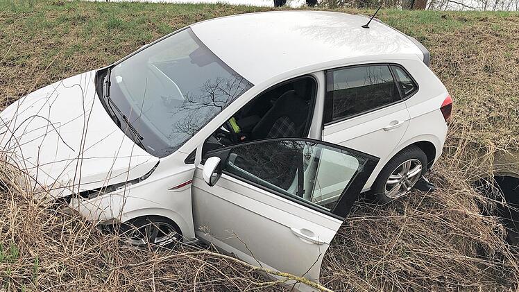 Durch den Zusammensto&szlig; mit dem Mazda landete der VW der 33-J&auml;hrigen schlie&szlig;lich im Stra&szlig;engraben.