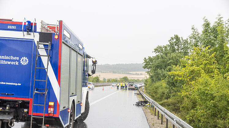 Polizeiauto total beschädigt: Einsatzfahrt endet in Leitplanke