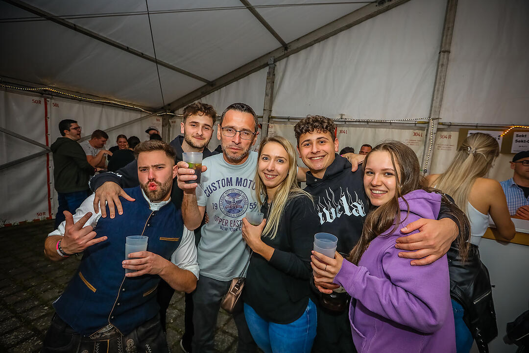 Samstagsparty im Festzelt!
