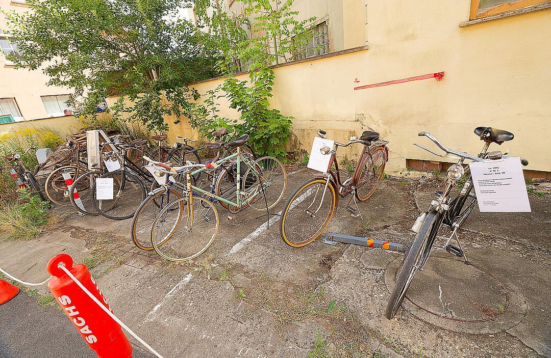 Historische Automobile und Motorräder