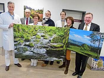 Bei der Übergabe der Bilder (von links): Christof Lamberti, Diethard Eichmann, Ulla Blum, Wolfram Göhring, Florian Finger, Irmgard Kaiser und Hans Morhard. Foto: Lothar Weidner