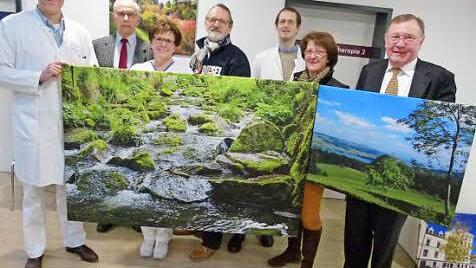 Bei der Übergabe der Bilder (von links): Christof Lamberti, Diethard Eichmann, Ulla Blum, Wolfram Göhring, Florian Finger, Irmgard Kaiser und Hans Morhard. Foto: Lothar Weidner