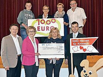 Spendenübergabe des Theatervereins Glosberg an 1000 Herzen. Das Bild zeigt (vorne, von links): Gerhard Burkert-Mazur, Herta Burkert-Mazur, Rosi Wahl, Dritten Bürgermeister und Schirmherr Markus Wich; (hinten, von links): Felix Stumpf, Karin Spindler, Josefine Krappmann, Clemens Spindler.  Foto: K.- H. Hofmann