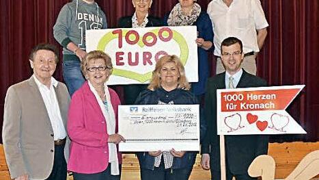 Spendenübergabe des Theatervereins Glosberg an 1000 Herzen. Das Bild zeigt (vorne, von links): Gerhard Burkert-Mazur, Herta Burkert-Mazur, Rosi Wahl, Dritten Bürgermeister und Schirmherr Markus Wich; (hinten, von links): Felix Stumpf, Karin Spindler, Josefine Krappmann, Clemens Spindler.  Foto: K.- H. Hofmann