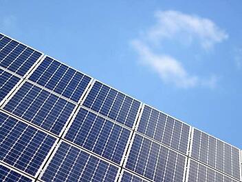 Auf eine Photovoltaikanlage sollte kein Schatten fallen können. Wird schon eine kleine Stelle bedeckt, stellen ganze Bereiche die Stromproduktion ein.   Foto: Daniel Reinhardt