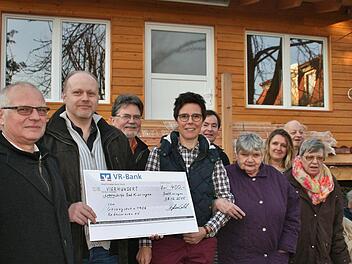 Vorfreude auf den Frühling, wenn das Gartenhaus fertig sein wird. V.l. Dirigent Elmar Brehm, Gesangvereinsvorsitzender Stefan Greubel, Wolfgang Rompf, Monika Fella, Hubert Wolfram, Lebenshilfe, Emilie, Heimleiterin Barbara Karkoszka, Ulrike, Otto und Ruth. Foto: Vogel