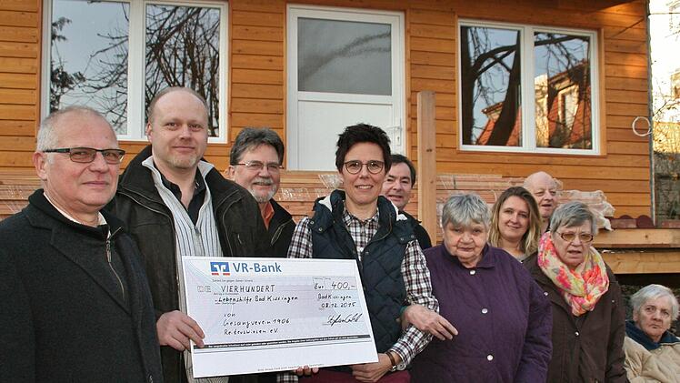 Vorfreude auf den Frühling, wenn das Gartenhaus fertig sein wird. V.l. Dirigent Elmar Brehm, Gesangvereinsvorsitzender Stefan Greubel, Wolfgang Rompf, Monika Fella, Hubert Wolfram, Lebenshilfe, Emilie, Heimleiterin Barbara Karkoszka, Ulrike, Otto und Ruth. Foto: Vogel