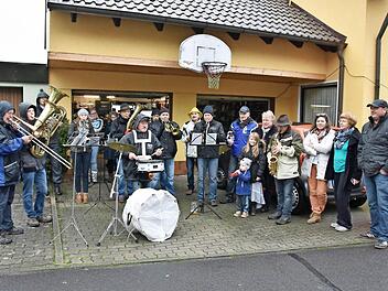 Seit vier Jahrzehnten ziehen die "Original Gädheimer Musikanten" an Silvester durch den Ort, um die Bewohner mit einem Ständchen zu erfreuen und ihnen sowohl einen guten Rutsch als auch alles Gute fürs neue Jahr zu wünschen.  Foto: Ulrike Langer