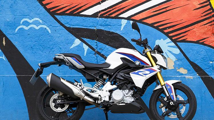 Die BMW G 310 R soll ebenso wendig durch enge Stadtstraßen ziehen wie kraftvoll über Land. Foto: BMW/dpp-AutoReporter