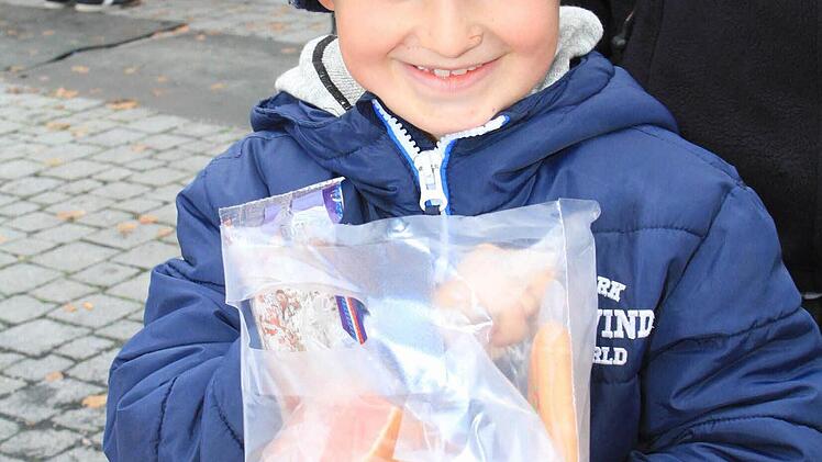 Der achtjährige Lenny aus Unterlangenstadt freut sich über eine Tüte voll Wurst.