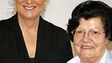 Eva Heller sprach über die Rolle der Halsschlagader bei Schlaganfällen. Dafür dankte die stellvertretende VdK-Kreisvorsitzende Elfriede Kerker (rechts).  Foto: sw