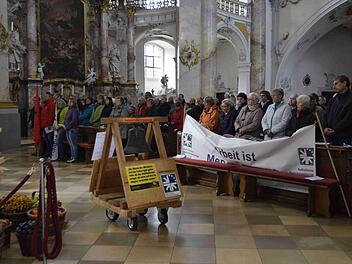 Die Mahnglocke erklang an den Stationen auf dem Weg in die Basilika.Andreas Welz