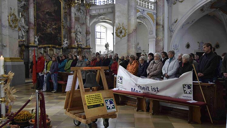 Die Mahnglocke erklang an den Stationen auf dem Weg in die Basilika.Andreas Welz