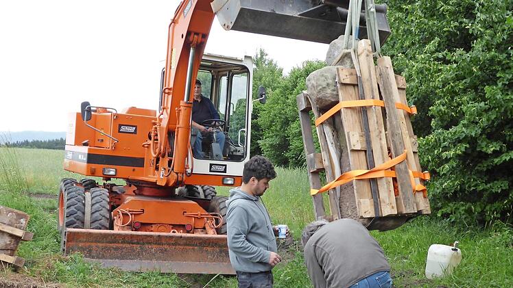 Mit dem Bagger wurde das gute Stück antransportiert.