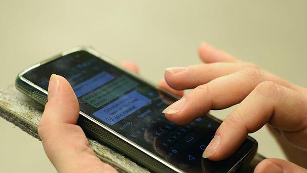 Neuigkeiten bei WhatsApp: Das Medienunternehmen bringt ein neues Feature auf den Markt. Davon profitieren könnten alle die von Gruppen genervt sind, aber nicht austreten wollen.  Symbolbild: pixabay.com / ThorstenF
