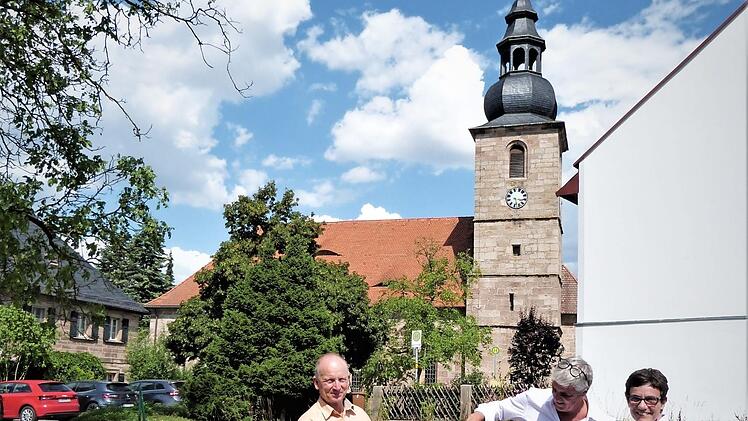 Von links: Pfarrer Jürgen Rix, Architekt Matthias Schmidt und Pfarrerin Bettina Weber stellen die Planungen für das neue Gemeindehaus vor.  Foto: Werner Reißaus