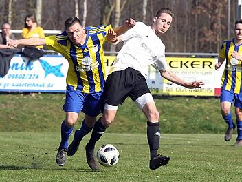 Der SV Frensdorf um Michael Koch (links) behauptete sich im Derby gegen den FC Röbersdorf und Marco Barb dank eines Treffers in der zweiten Minute der Nachspielzeit. sportpress