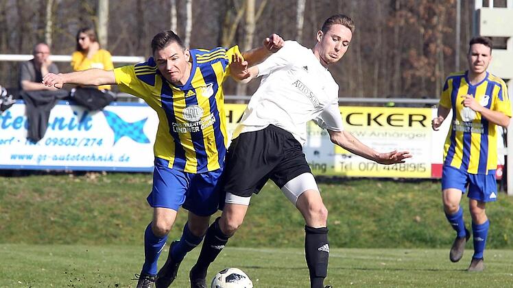 Der SV Frensdorf um Michael Koch (links) behauptete sich im Derby gegen den FC Röbersdorf und Marco Barb dank eines Treffers in der zweiten Minute der Nachspielzeit. sportpress