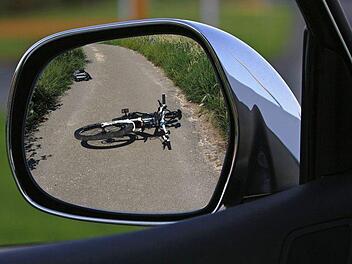 Ein Autofahrer hat am Dienstag im Landkreis Kronach einen Radfahrer erfasst und schwer verletzt. Der Unfallverursacher hatte Alkohol im Blut. Symbolbild: Alexas_Fotos/pixabay