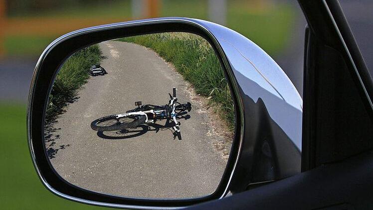 Ein Autofahrer hat am Dienstag im Landkreis Kronach einen Radfahrer erfasst und schwer verletzt. Der Unfallverursacher hatte Alkohol im Blut. Symbolbild: Alexas_Fotos/pixabay