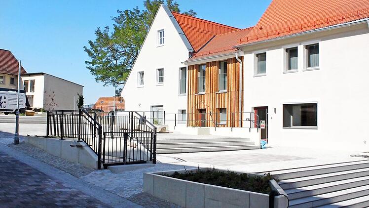 Der neue Dorfplatz mit Vereinshaus und (im Vordergrund) einem neuen Zugang zur historischen Kelleranlage. Foto: Hans Kurz