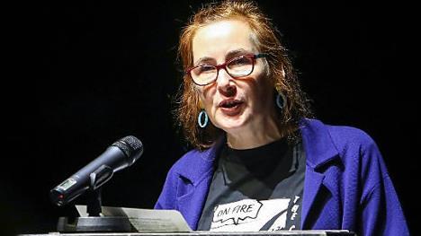 Svenja Gräfen, Fee und Lara Ermer unterhielten ihr Publikum bestens und hatten auch nach Veranstaltungsende noch viel Spaß. Festivalmacherin am Mikro (Foto unten)