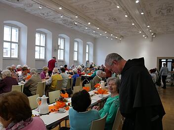 Stadtpfarrer P. Markus Reis begrüßte die Besucher des Seniorentags in der alten Aula am Stenayer Platz und nutzte die Veranstaltung für Gespräche.  Foto: Heike Beudert