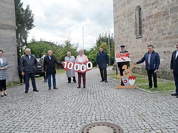 Bei der Spendenübergabe durch die Koinor-Horst-Müller-Stiftung an "1000 Herzen für Kronach" (von links) Bürgermeisterin Angela Hofmann, Michael Schulz (Stiftungsratsvorsitzender), Karl-Heinz Zubrod (Stiftungsvorstand), Heinz Hausmann (Spendenverteilerausschuss), Herta Burkert-Mazur, Dritter Bürgermeister Bernd Liebhardt, Wolfgang Eckert-Hetzel (Spendenverteileraussschuss), Gerhard Burkert-Mazur, Gerhard Wunder (Landratstellvertreter) Foto: K.-H. Hofmann