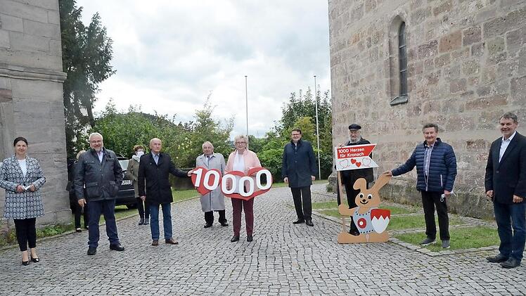 Bei der Spendenübergabe durch die Koinor-Horst-Müller-Stiftung an "1000 Herzen für Kronach" (von links) Bürgermeisterin Angela Hofmann, Michael Schulz (Stiftungsratsvorsitzender), Karl-Heinz Zubrod (Stiftungsvorstand), Heinz Hausmann (Spendenverteilerausschuss), Herta Burkert-Mazur, Dritter Bürgermeister Bernd Liebhardt, Wolfgang Eckert-Hetzel (Spendenverteileraussschuss), Gerhard Burkert-Mazur, Gerhard Wunder (Landratstellvertreter) Foto: K.-H. Hofmann