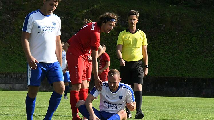Ist nicht so schlimm... denkt sich Fuchsstadts Philipp Pfeuffer in Richtung des sitzenden Unterpleichfelders. Foto: Hopf