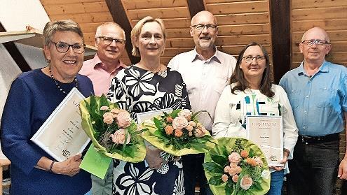 Ehrungen von links nach rechts: Waltraut Hassa (für 30 Jahre Singen im Chor sowie für 18 Jahre Schriftführerin), Elmar Brehm (1. stellvertr. Vorsitzender Sängergruppe Bad Kissingen), Dorothea Heuer-Kretschmer (für 25 Jahre 2. Vorsitzende), Georg S...