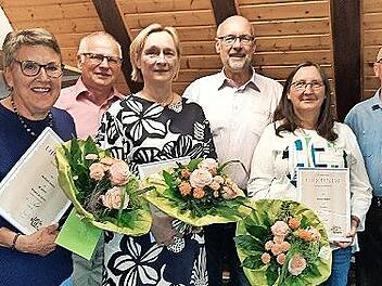 Ehrungen von links nach rechts: Waltraut Hassa (für 30 Jahre Singen im Chor sowie für 18 Jahre Schriftführerin), Elmar Brehm (1. stellvertr. Vorsitzender Sängergruppe Bad Kissingen), Dorothea Heuer-Kretschmer (für 25 Jahre 2. Vorsitzende), Georg S...