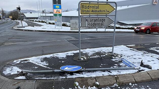 Verkehrsinsel im Kreis Coburg &uuml;berfahren: Unbekannter begeht Fahrerflucht