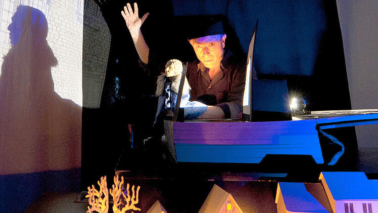Beim Bamberger Theater der Schatten ist der Spieler und Erzähler sichtbar.