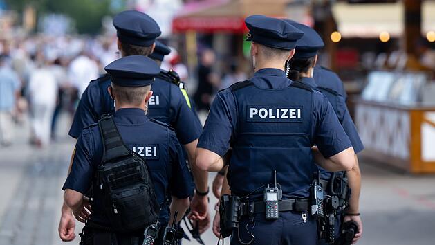 Festnahme auf der Wiesn: Mann zeigt ganzer Polizistengruppe mehrfach Hitlergru&szlig;