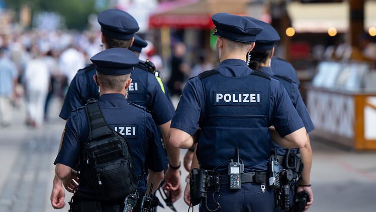 Festnahme auf der Wiesn: Mann zeigt ganzer Polizistengruppe mehrfach Hitlergruß