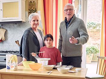 Oma, Opa und Enkelin? K&ouml;nnte man fast meinen. Anna (Katerina Jacob) und "Herr Kurtz" (Ernst St&ouml;tzner) k&uuml;mmern sich um die kleine Pia (Soraya Maria Efe).