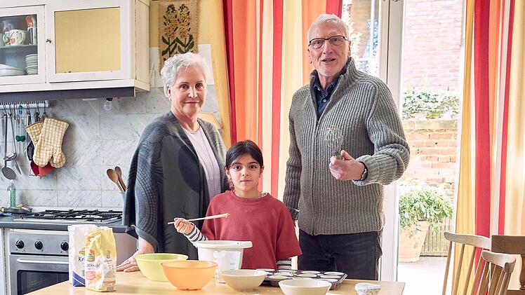 Oma, Opa und Enkelin? K&ouml;nnte man fast meinen. Anna (Katerina Jacob) und "Herr Kurtz" (Ernst St&ouml;tzner) k&uuml;mmern sich um die kleine Pia (Soraya Maria Efe).